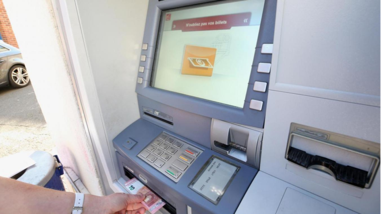 Le distributeur automatique de billets est à nouveau en service après plusieurs semaines de panne.